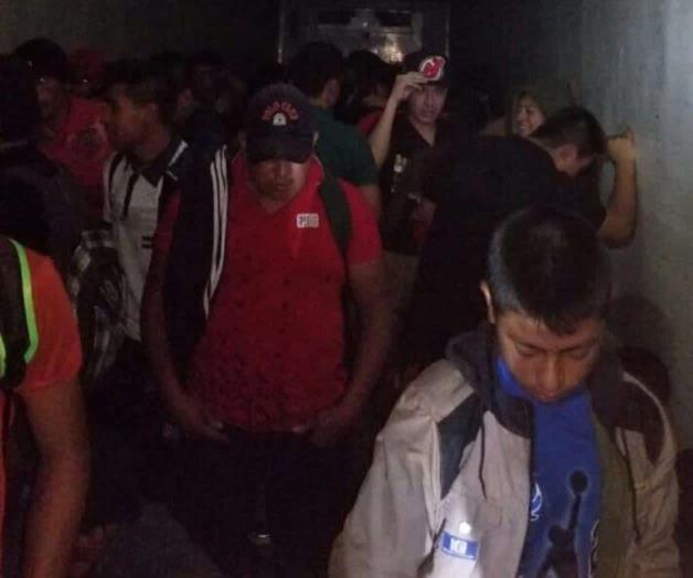 Detienen dos trailers con 198 inmigrantes (Fotos) 