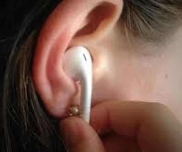 Uso constante de audífonos y cotonetes podría ocasiona otitis Uso constante de audífonos y cotonetes podría ocasiona otitis