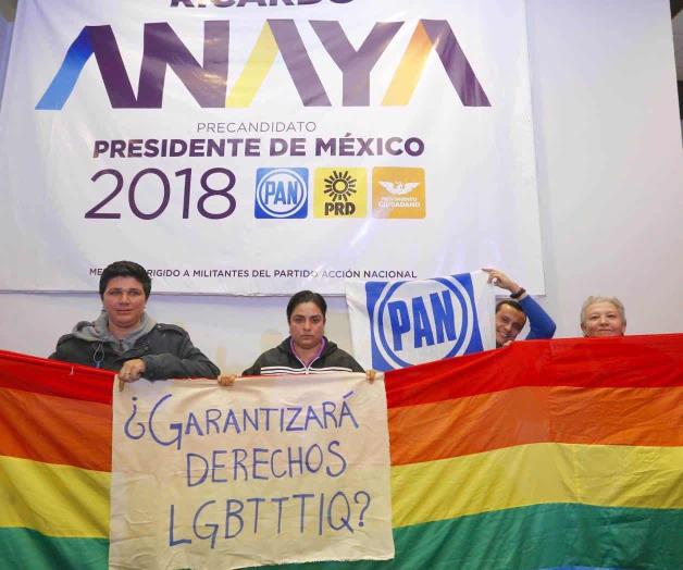 Impiden a mujeres mostrar bandera gay con R. Anaya Impiden a mujeres mostrar bandera gay con R. Anaya