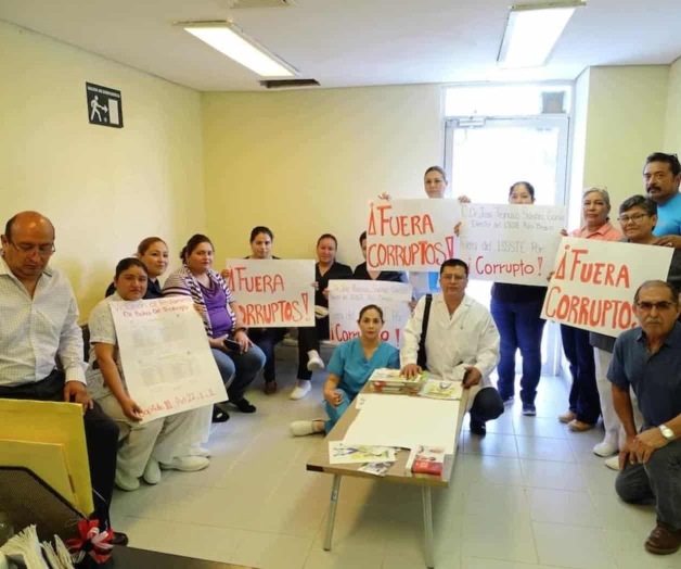 Conflicto en el ISSSTE; gritan, ‘fuera corruptos’. Toman trabajadores dirección de nosocomio
