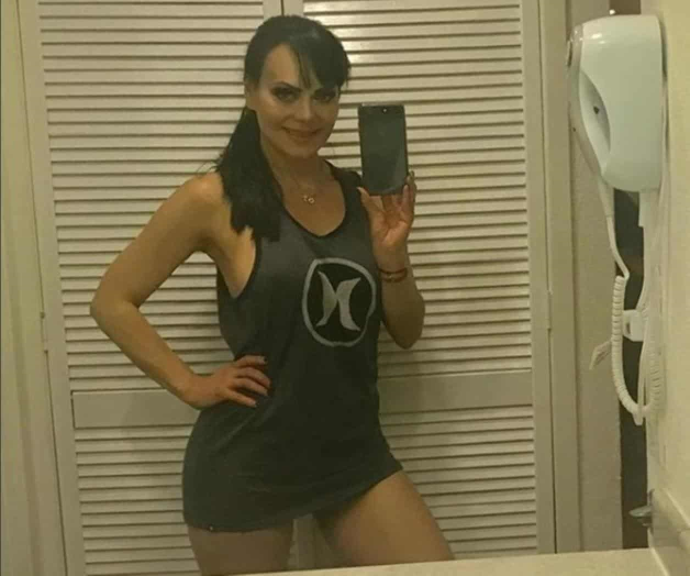 Maribel Guardia comparte foto en el baño