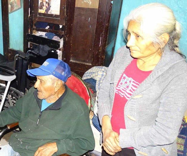 Esperan adultos mayores sus pagos Esperan adultos mayores sus pagos