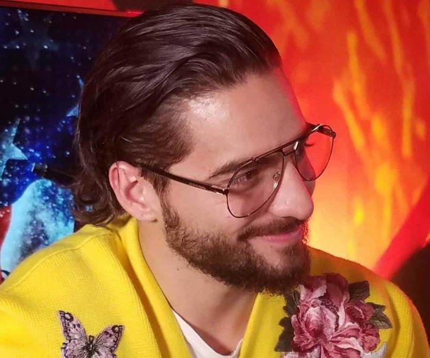 Maluma alborota a fans desde balcón de hotel durante desfile de Carnaval