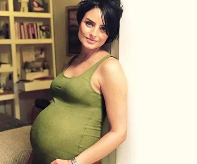 Aislinn Derbez esperan una niña