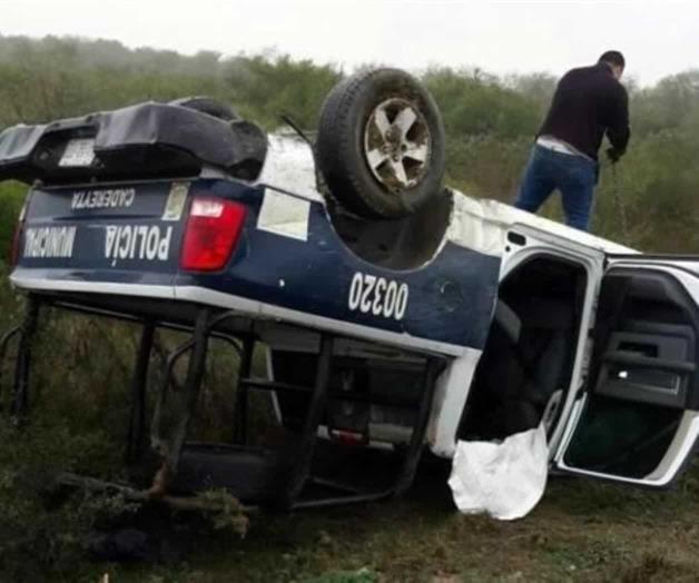 Pierde el control y vuelca patrulla; policía queda lesionado Pierde el control y vuelca patrulla; policía queda lesionado
