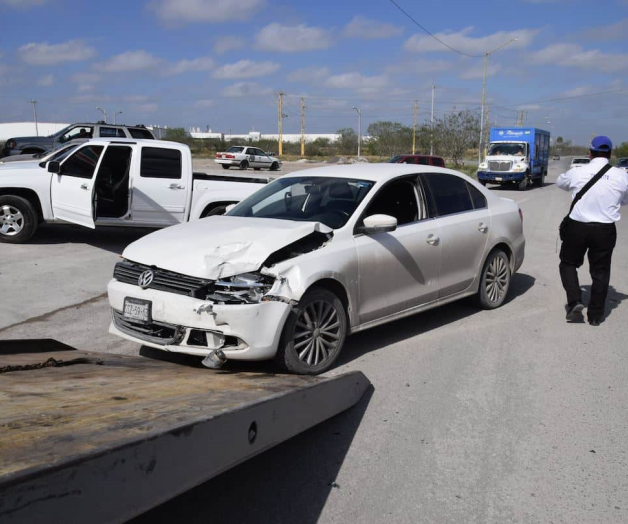 Invade carril y provoca choque Invade carril y provoca choque