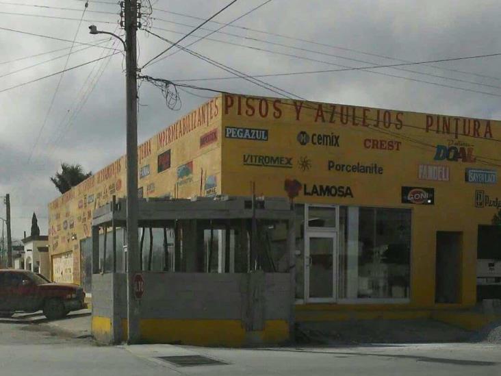 Obstruyen en paso a peatones Obstruyen en paso a peatones