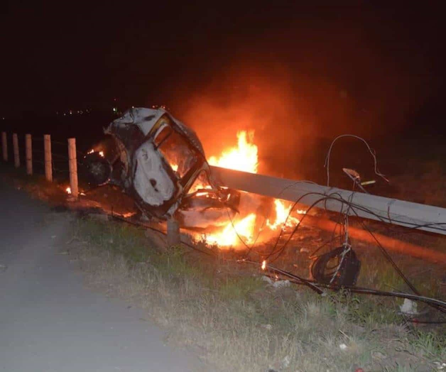 Choca y muere calcinado taxista. Libramiento a Monterrey