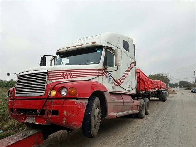 Abandonan tráiler con carga robada y armas