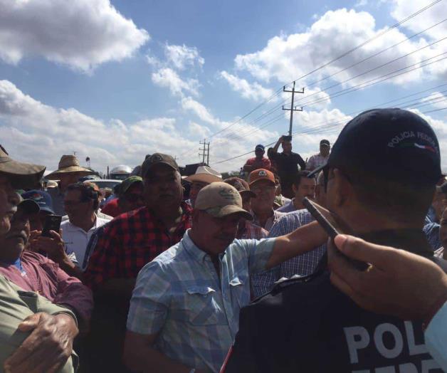 Bloquean productores carretera Reynosa-Río Bravo; exigen respuesta al Gobierno Federal