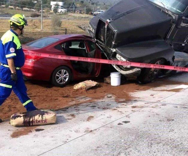 Tráiler se impacta con 4 autos; dos lesionados