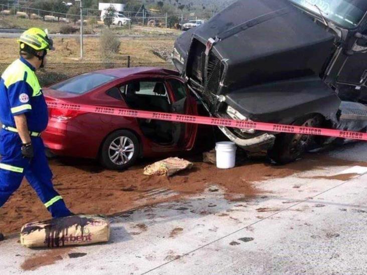 Tráiler se impacta con 4 autos; dos lesionados Tráiler se impacta con 4 autos; dos lesionados