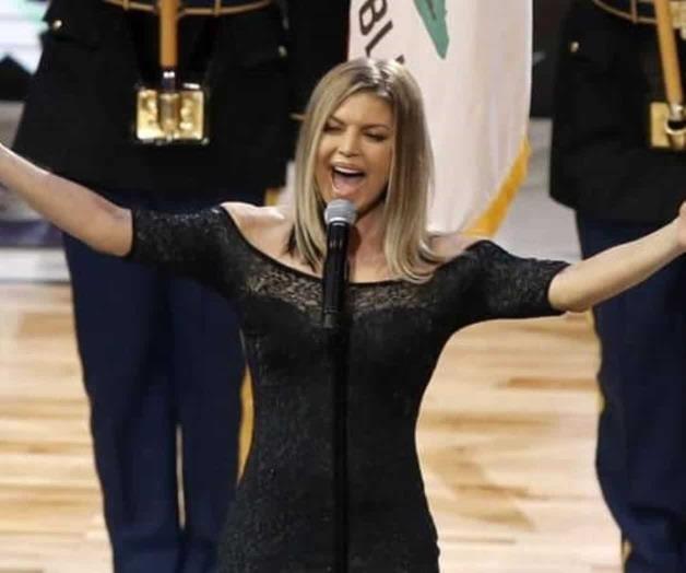 Tachan a Fergie de interpretar muy sexy el himno de EUA