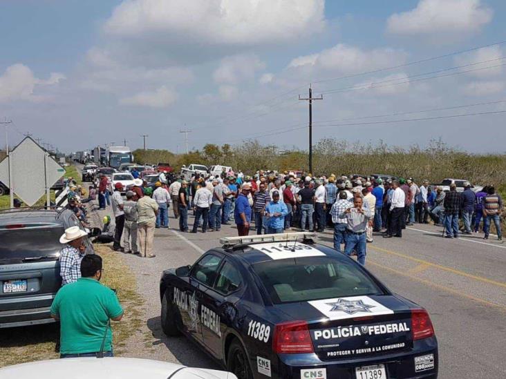 Campesinos vuelven a cerrar carretera federal en la “Y” de San Fernando Campesinos vuelven a cerrar carretera federal en la “Y” de San Fernando