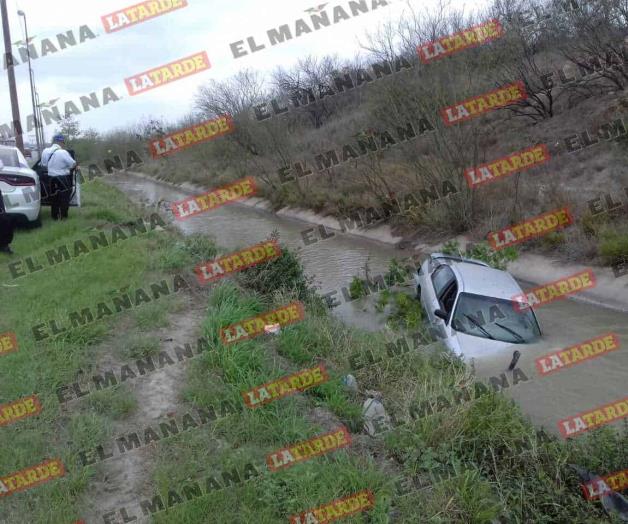Hallan auto abandonado en canal de riego