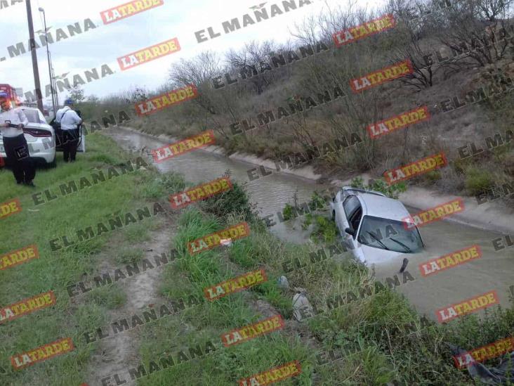 Hallan auto abandonado en canal de riego Hallan auto abandonado en canal de riego