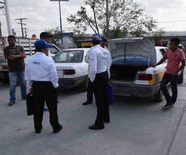 Mujer imprudente le pega a un taxi
