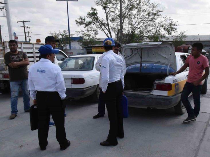Mujer imprudente le pega a un taxi Mujer imprudente le pega a un taxi