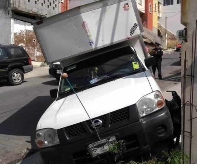 Camioneta brinca piedra que la detenía y se estrella en casa Camioneta brinca piedra que la detenía y se estrella en casa