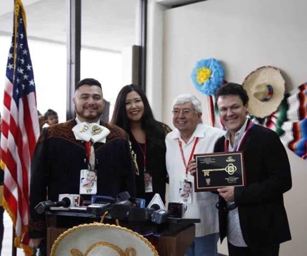 Calurosa bienvenida a ‘Mr. Amigo 2017’. Entrega Mayor llaves a Pedro Fernández