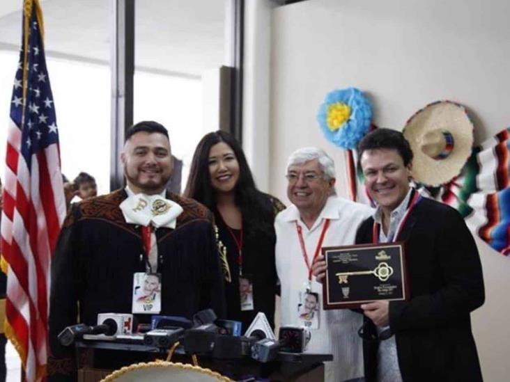 Calurosa bienvenida a ‘Mr. Amigo 2017’. Entrega Mayor llaves a Pedro Fernández Calurosa bienvenida a ‘Mr. Amigo 2017’. Entrega Mayor llaves a Pedro Fernández