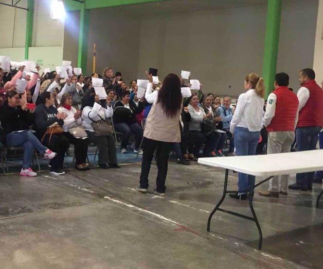 Entregan los nombramientos  y gafetes a las beneficiarias de Prospera