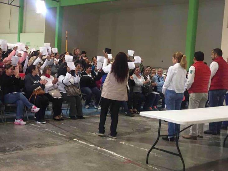 Entregan los nombramientos y gafetes a las beneficiarias de Prospera Entregan los nombramientos y gafetes a las beneficiarias de Prospera