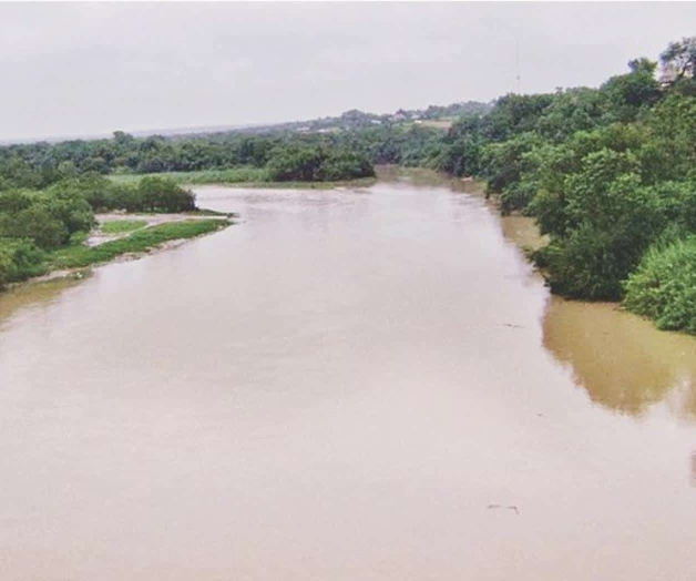 Indignan descargas de aguas negras al río
