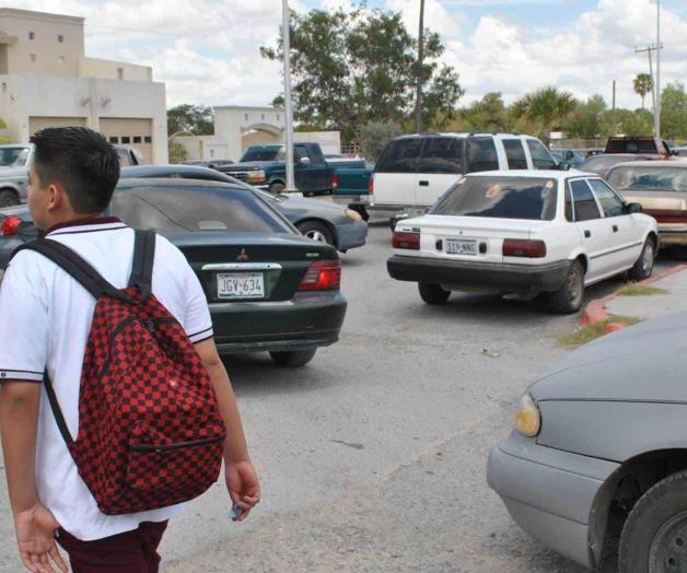 Caos vial en escuelas por lluvias. Forman largas filas de vehículos