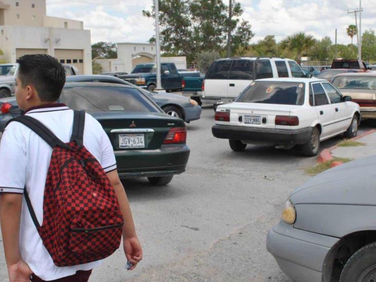 Caos vial en escuelas por lluvias. Forman largas filas de vehículos Caos vial en escuelas por lluvias. Forman largas filas de vehículos