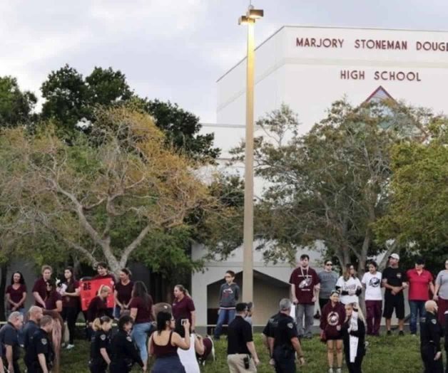 Estudiantes regresan a clases tras masacre