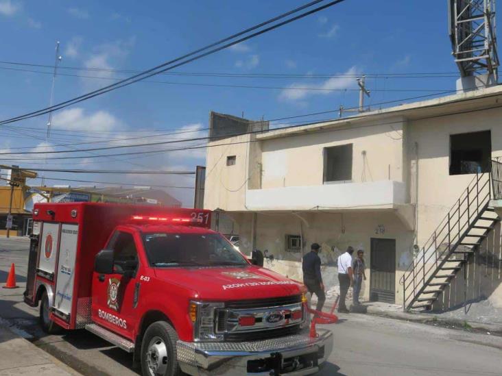 Cae un anuncio sobre cables de alta tensión Cae un anuncio sobre cables de alta tensión