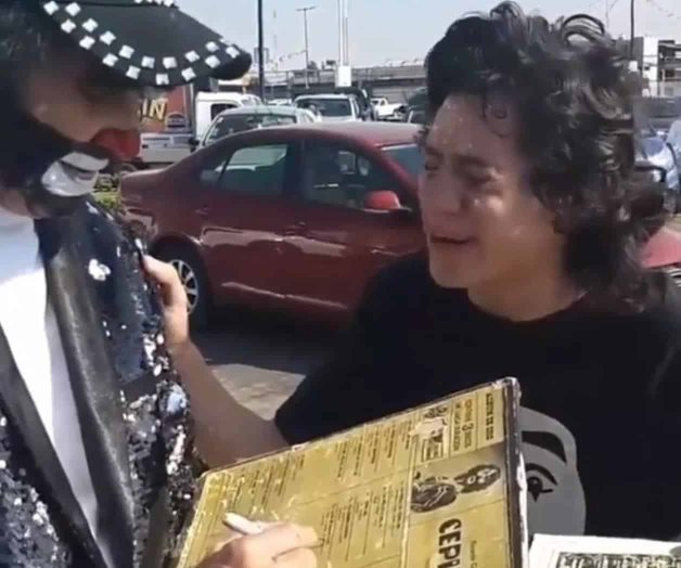Llora desconsoladamente fan de Cepillín al verlo en Puebla Llora desconsoladamente fan de Cepillín al verlo en Puebla