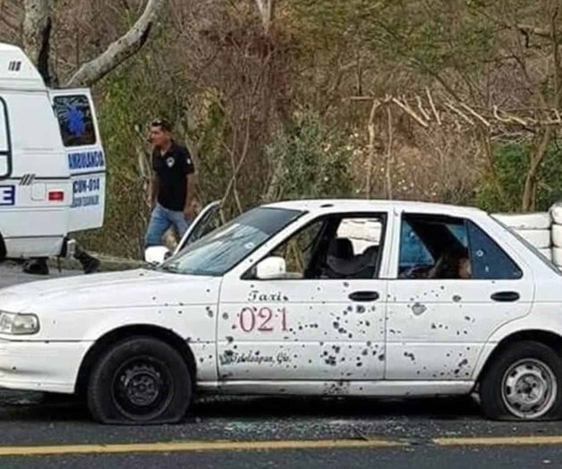 Balean taxi en carretera federal; mueren dos personas Balean taxi en carretera federal; mueren dos personas
