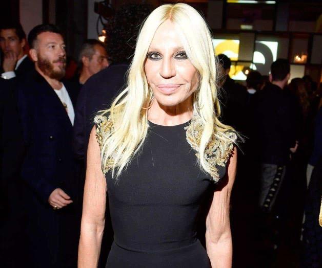 Afirma Donatella Versace que su marca dejará de usar pieles en sus creaciones