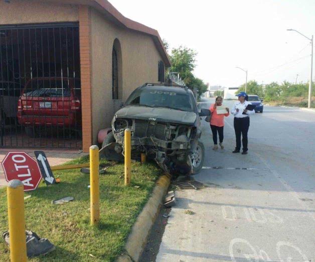 Evita choque pero se estampa en unos tubos