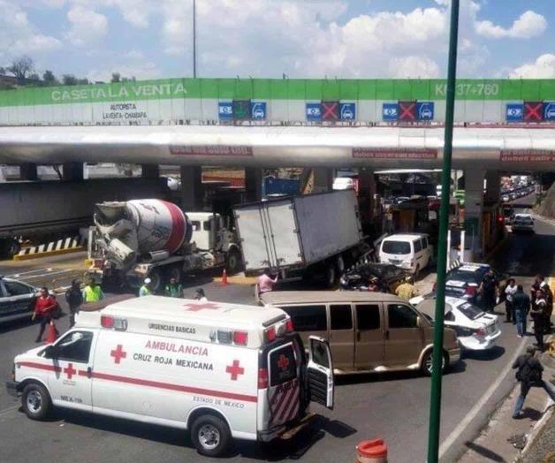 Se queda tráiler sin frenos e impacta autos en caseta de Huixquilucan