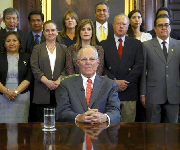 Renuncia el presidente de Perú