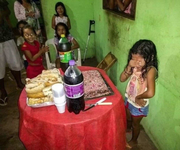 Niña que recibe humilde pastel de cumpleaños se hace viral 