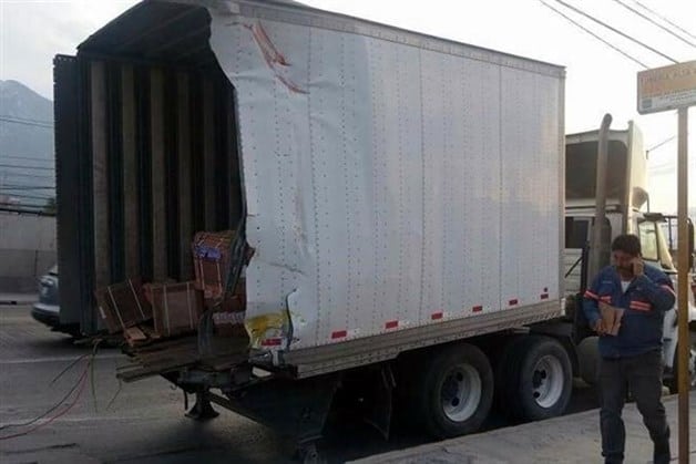 Tren parte en dos a tráiler en Monterrey