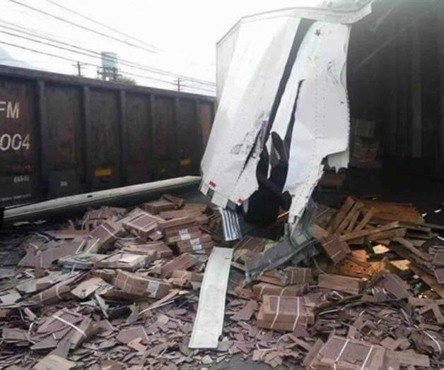 Tren parte en dos a tráiler en Monterrey