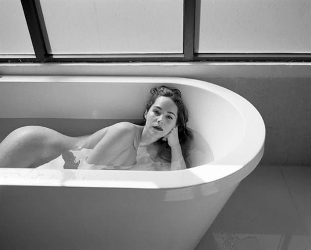 Posa desnuda Camila Sodi en bañera
