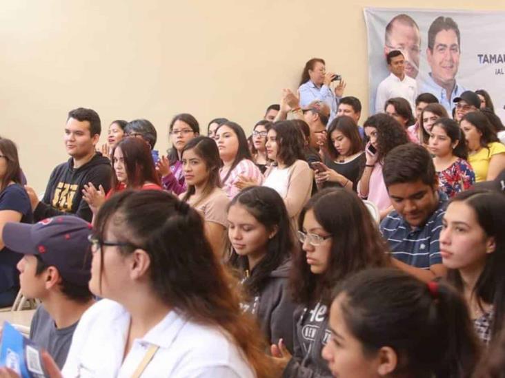 Llevan a estudiantes con engaños a mitin Llevan a estudiantes con engaños a mitin