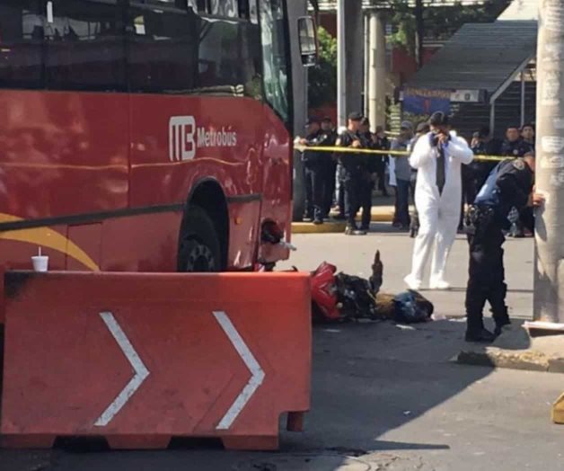 Muere motociclista tras ser atropellado por Metrobús en CDMX