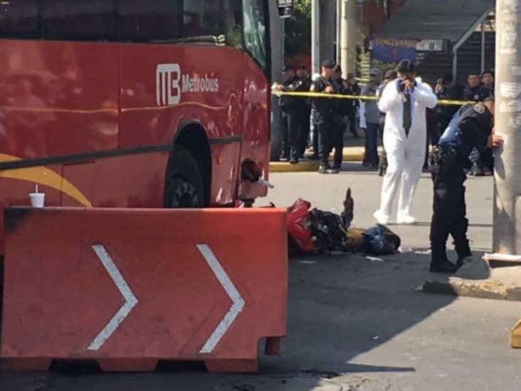 Muere motociclista tras ser atropellado por Metrobús en CDMX Muere motociclista tras ser atropellado por Metrobús en CDMX
