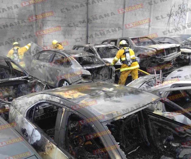 Incendio en corralón consume 13 vehículos, en la Col. Esfuerzo Nacional