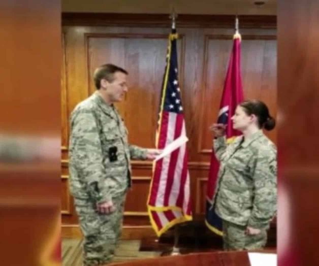 Sancionan a militares por jurar el cargo con el títere de un dinosaurio en la mano