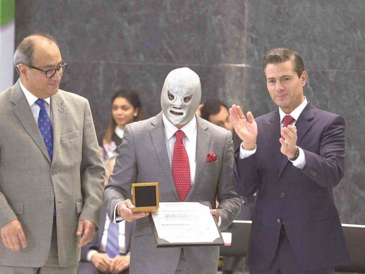 CONDECORAN AL SANTO CONDECORAN AL SANTO