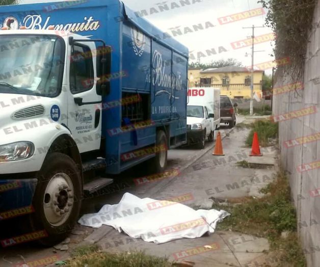 Cae de camión repartidor y muere empleado de Agua Blanquita