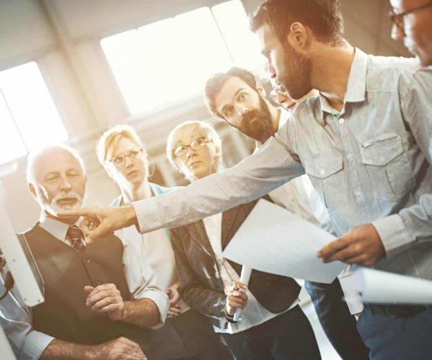 Los jóvenes toman el mando en la oficina Los jóvenes toman el mando en la oficina